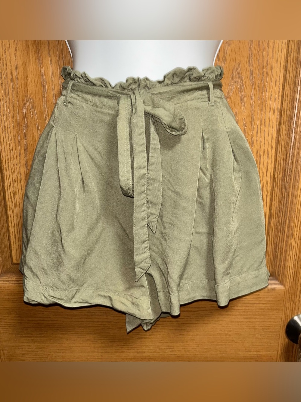 American Eagle Women’s Army Green Dressy  Pleated Shorts, Tie, Stretch- Large